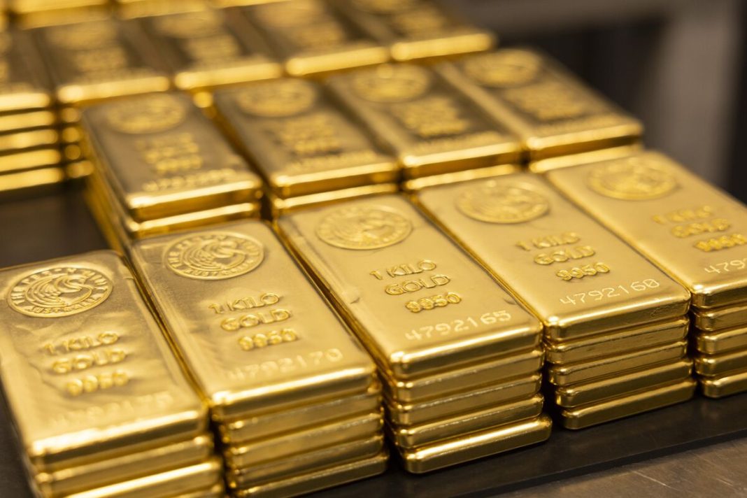 Gold keeps falling as US-China trade progress makes it less attractive as a safe bet. Gold keeps falling as US-China trade progress makes it less attractive as a safe bet.