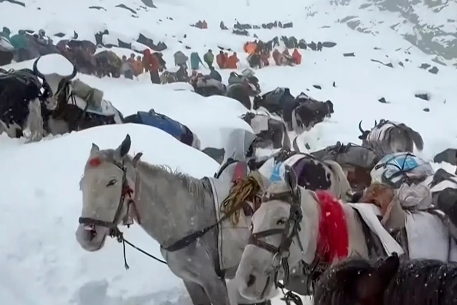 Hundreds of hikers rescued from Mount Everest after severe snowstorm