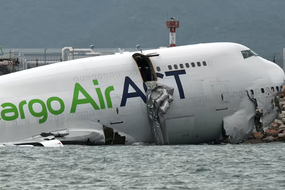 Two lives lost in Hong Kong after cargo plane crashes off runway, into the sea. Live updates Two lives lost in Hong Kong after cargo plane crashes off runway, into the sea. Live updates