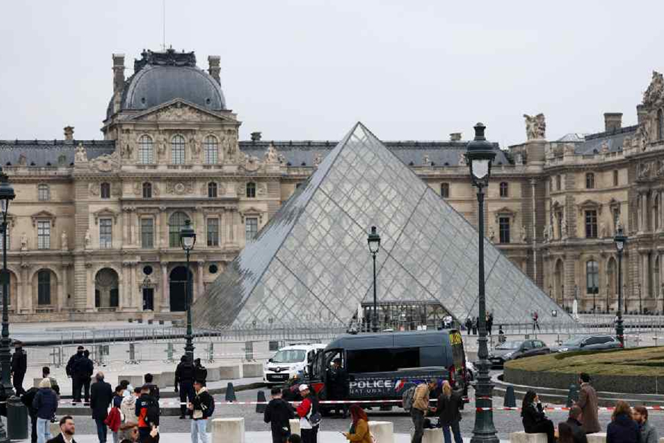 Robbery shuts down Louvre in Paris, says French culture minister Robbery shuts down Louvre in Paris, says French culture minister