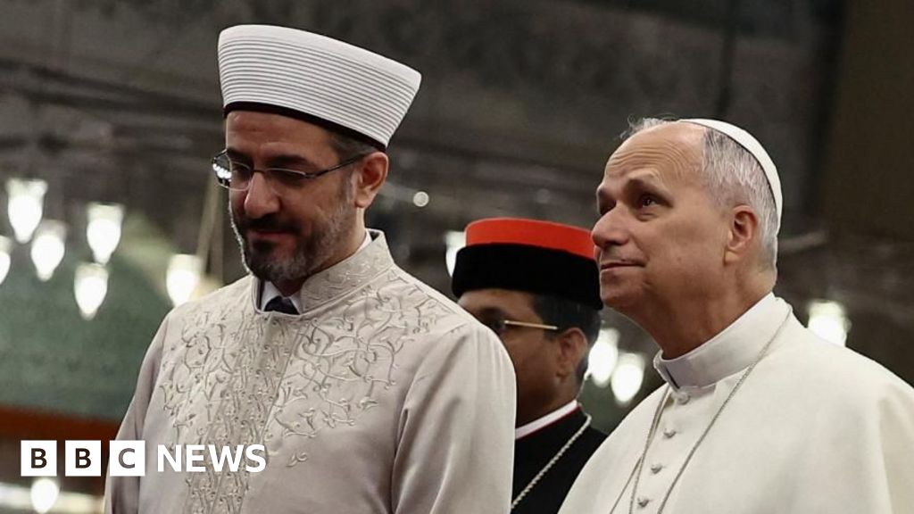Pope Leo goes to Istanbul's Blue Mosque