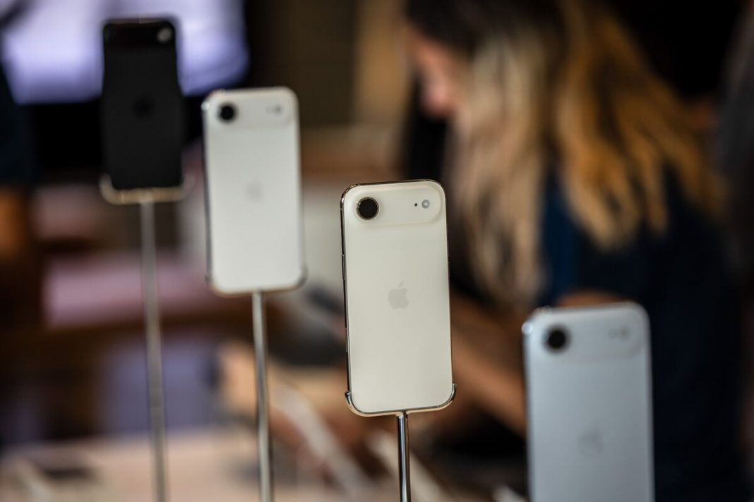 The Apple designer who introduced the iPhone Air is leaving.