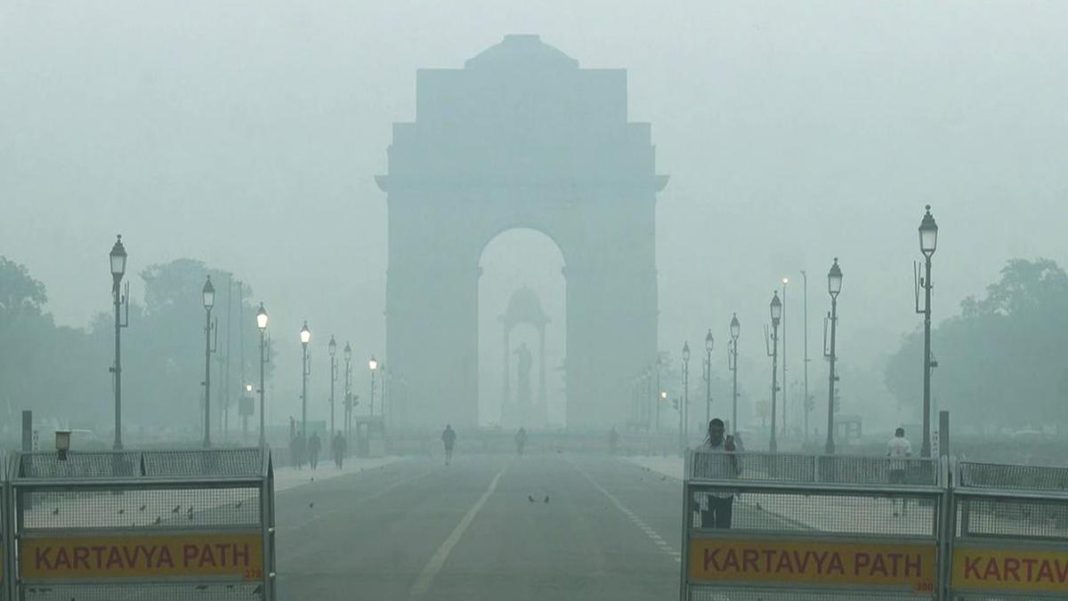 Delhi in 'red zone’ as AQI at 335, records 11°C in morning Delhi in 'red zone’ as AQI at 335, records 11°C in morning