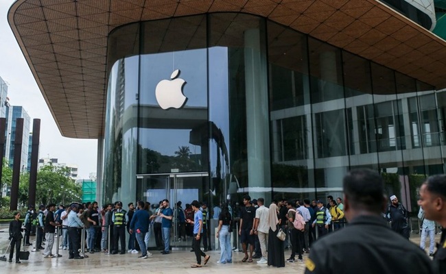 Apple Cuts Jobs in Rare Layoff Apple Cuts Jobs in Rare Layoff