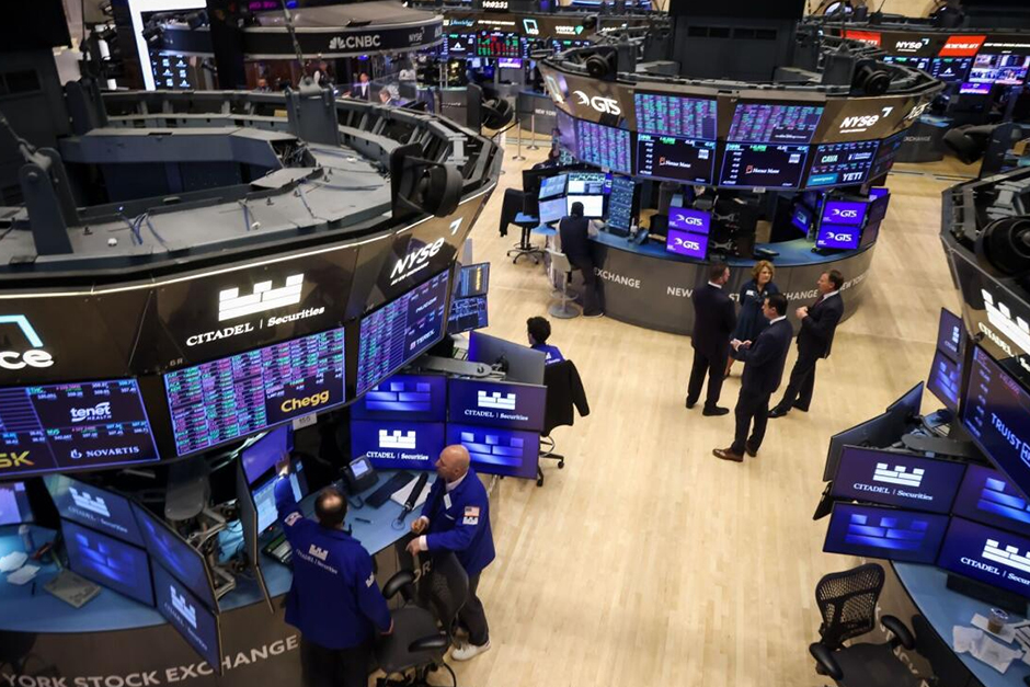 Asian traders are playing it safe over tech and shutdown fears.