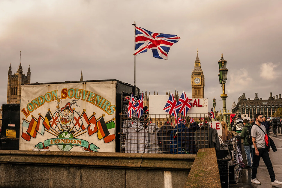 Worries over the UK’s big budget are making borrowing more expensive and sending stocks down.
