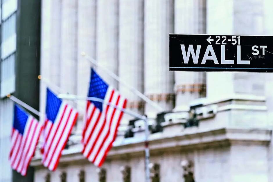 Dow loses another 200 points, extending its slide to a third day.