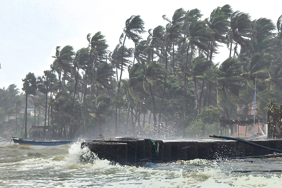 Cyclone Ditwah LIVE updates: Cyclonic storms closes in towards TN coast, Chennai-Colombo flights disrupted