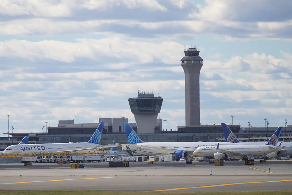 US flight cancellations rising as airlines follow shutdown order