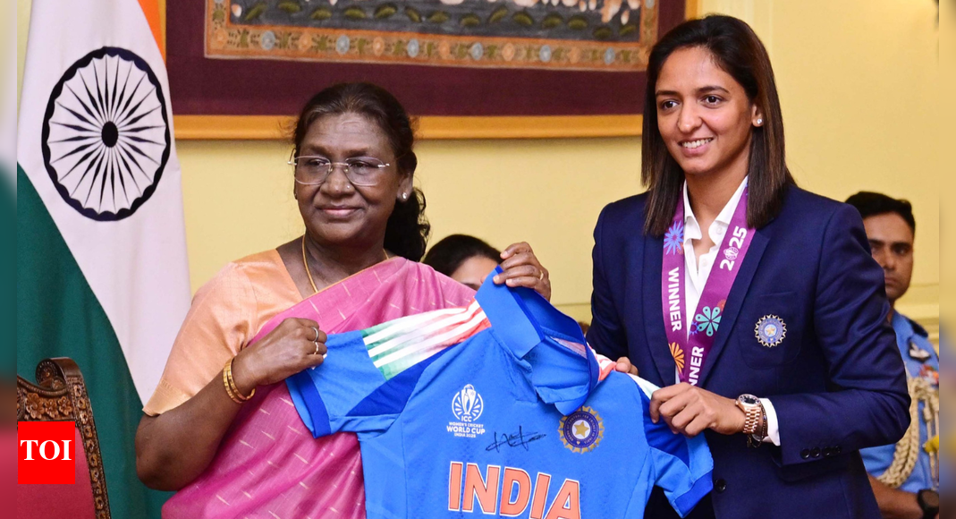 After meeting PM Modi, Women's World Cup-winning Team India presents jersey to President Droupadi Murmu After meeting PM Modi, Women's World Cup-winning Team India presents jersey to President Droupadi Murmu