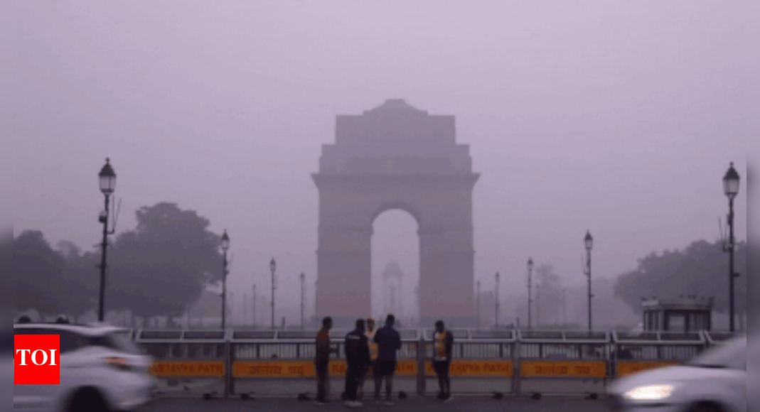 Desolation of smog: Parts of Delhi enter 'severe' AQI zone Desolation of smog: Parts of Delhi enter 'severe' AQI zone
