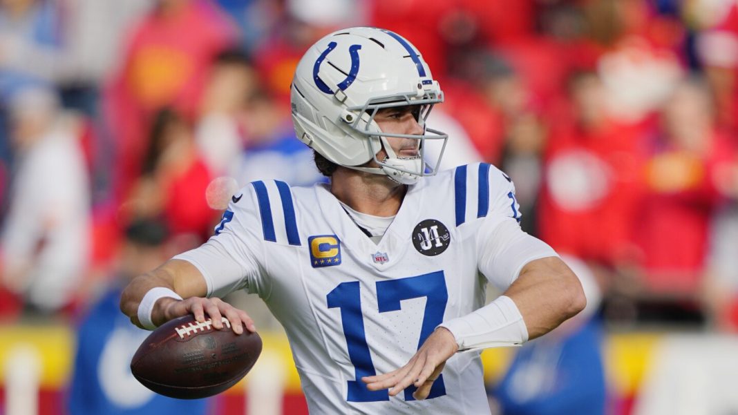 Daniel Jones reportedly fractured his fibula, but he plans to keep playing. Daniel Jones reportedly fractured his fibula, but he plans to keep playing.
