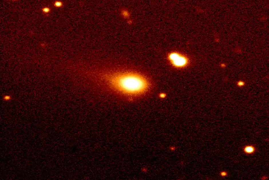 Interstellar object 3I/ATLAS has no comet tail, and a Harvard scientist is ringing the alarm bells about its size.