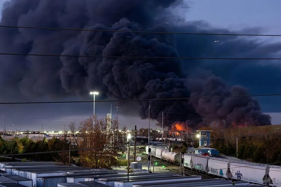 At least four people died when a cargo plane crashed at a Kentucky airport, and fire ripped through nearby businesses At least four people died when a cargo plane crashed at a Kentucky airport, and fire ripped through nearby businesses