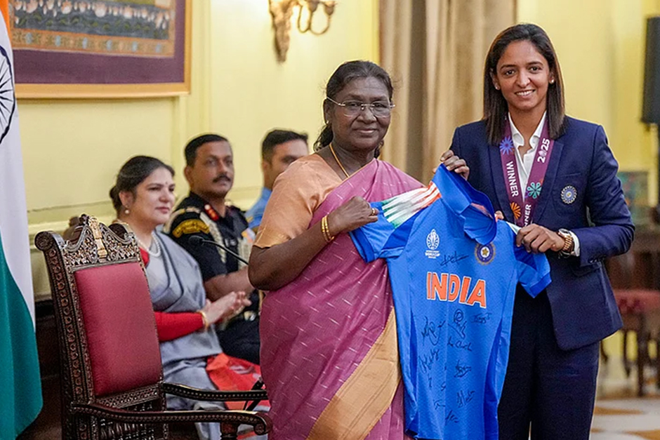 After meeting PM Modi, Women’s World Cup-winning Team India presents jersey to President Droupadi Murmu