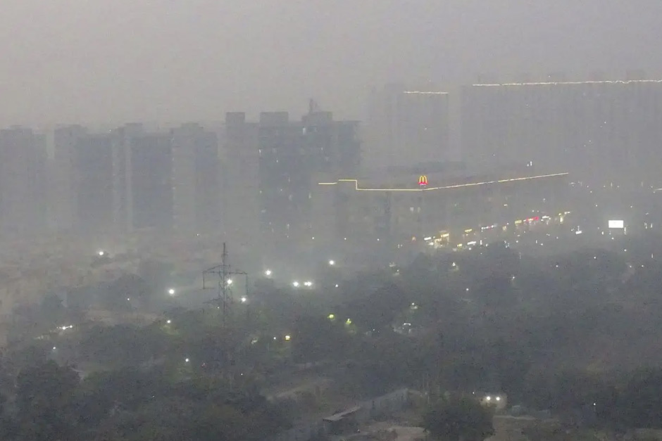 Delhi air quality slips to ‘Very Poor’ as smog engulfs city; AQI crosses 300