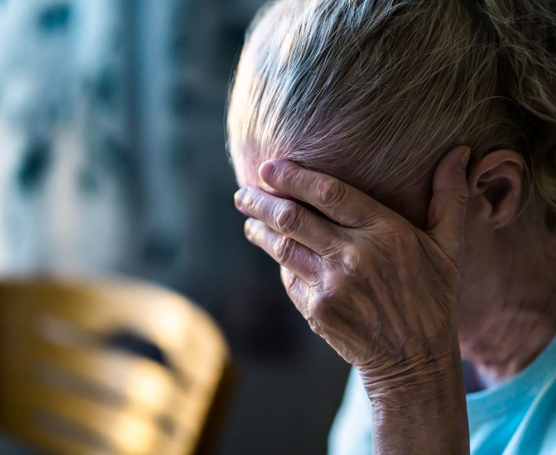 Low confidence, inability to cope with problems among six signs of later dementia risk