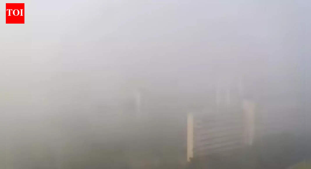 Delhi air quality slips to 'Very Poor' as smog engulfs city; AQI crosses 300