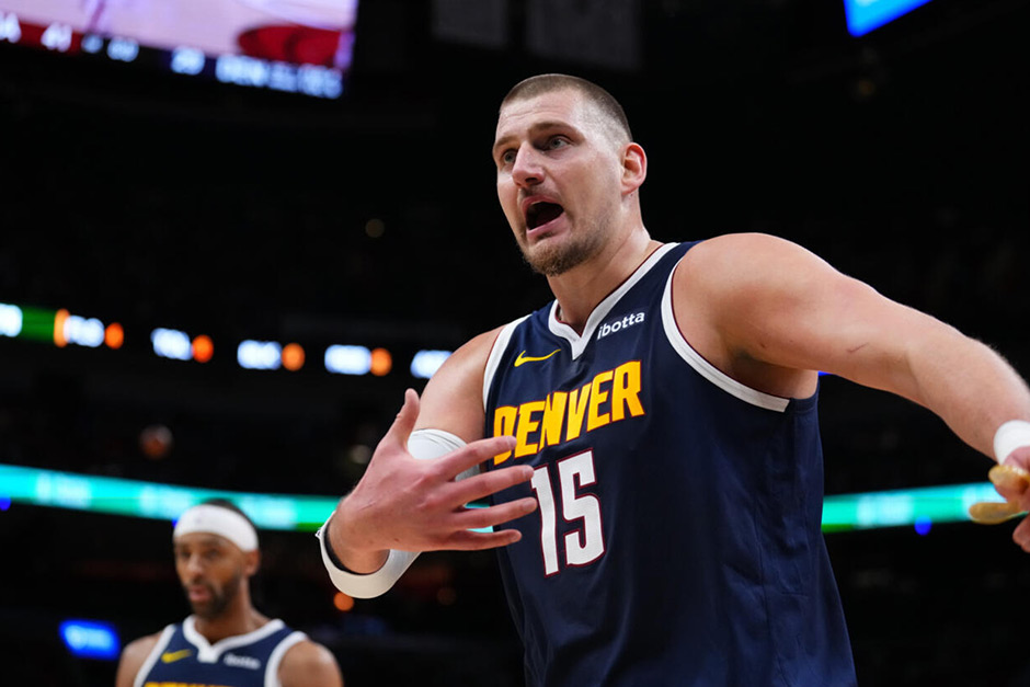 Nikola Jokić leaves Monday’s game early due to a left knee injury.