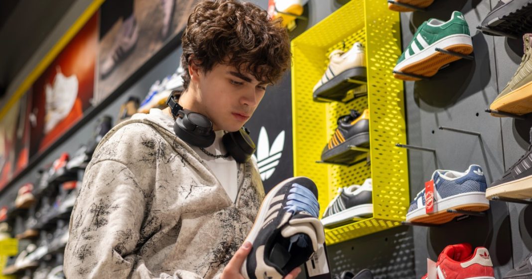 Sneaker chain goes under, shutting down most locations.