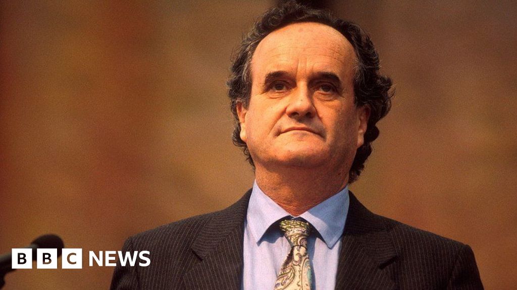 Sir Mark Tully, the BBC's 'voice of India', dies aged 90