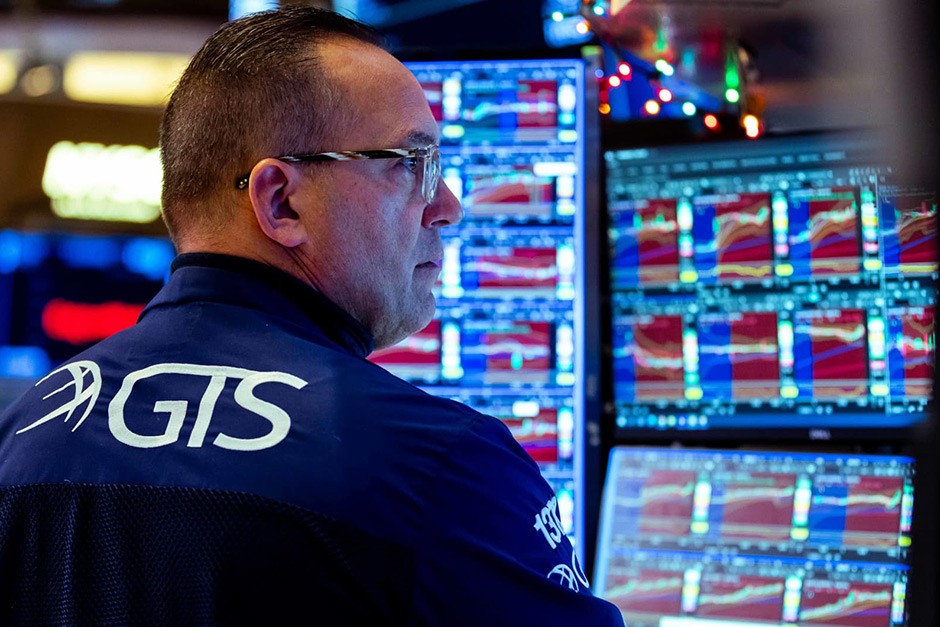 S&P 500 falls 1%, under pressure by tech; Bank of America, Wells Fargo slip after earnings: Live updates