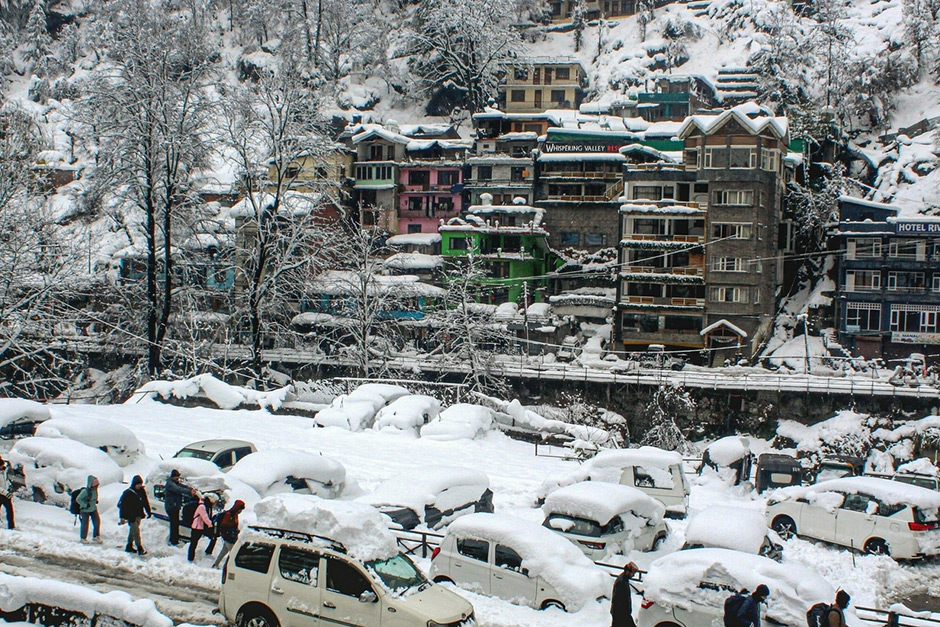15-km jam, power and water cut: Manali reels under snow and tourist surge