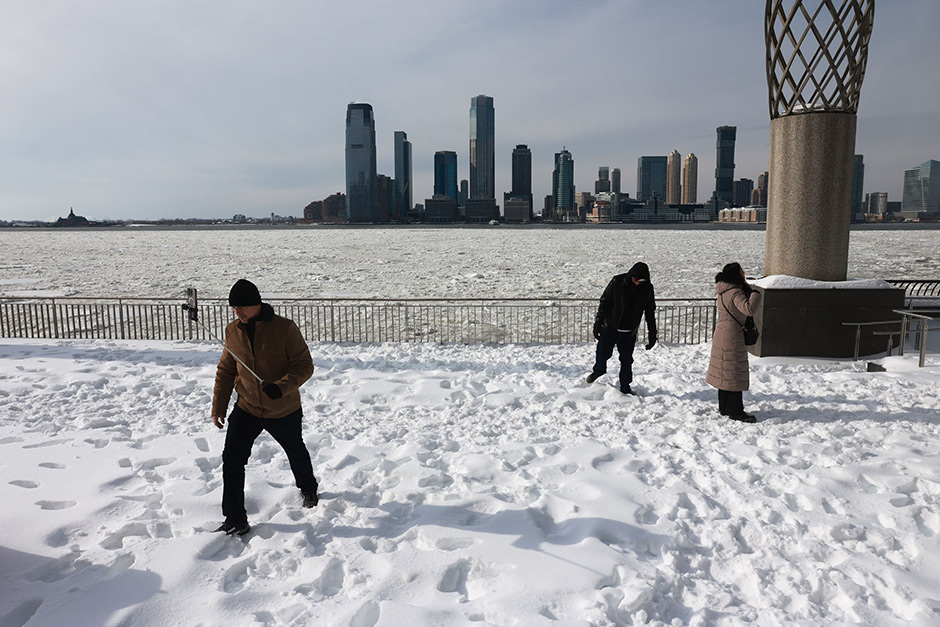Here’s where the nor’easter will hit this weekend, bringing heavy snow, strong winds, and big waves.