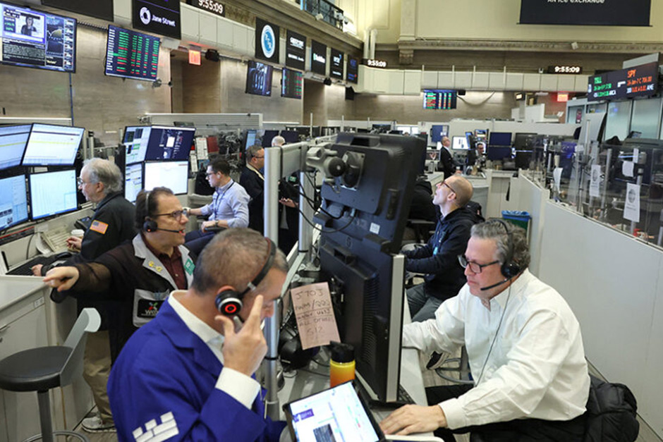 S&P 500 hits another record Friday, on track for a winning week