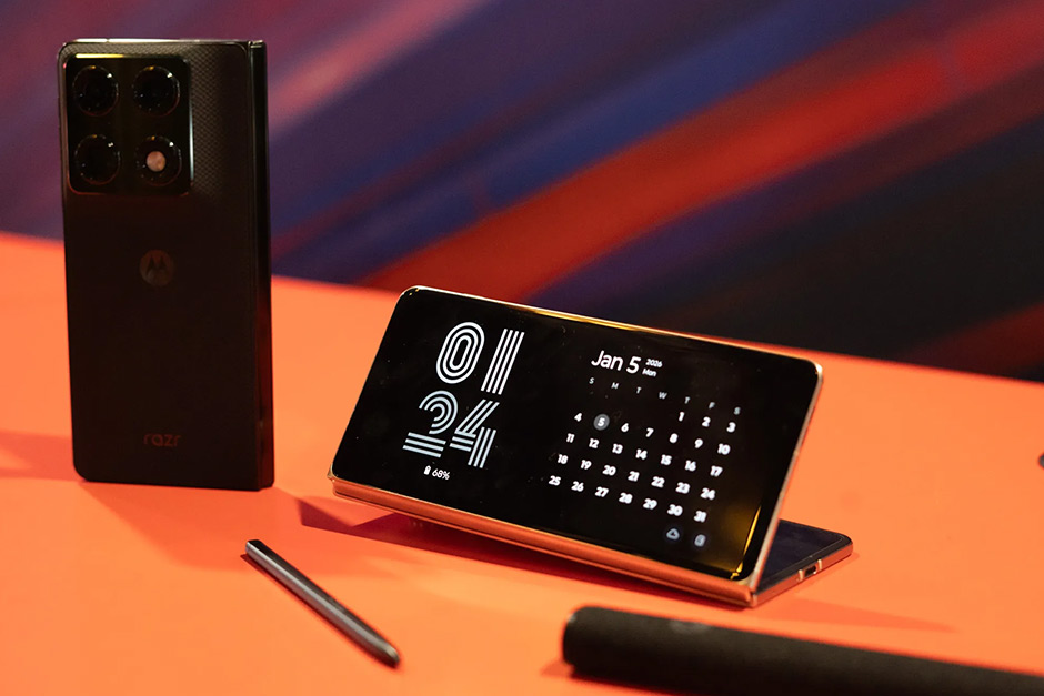 Motorola’s first book-style fold is here, but one big question remains. Motorola’s first book-style fold is here, but one big question remains.