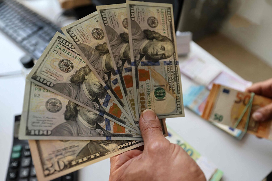 Dollar under pressure as investors remain jittery over U.S. policy Dollar under pressure as investors remain jittery over U.S. policy