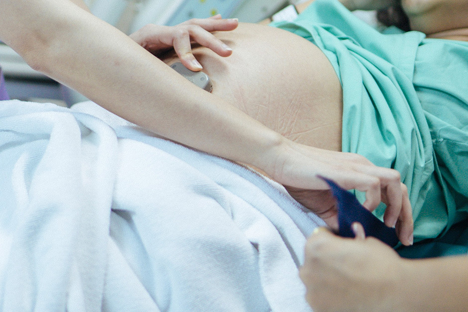 Unable to bear pain, pregnant woman cuts her abdomen with kitchen knife, gives birth in UP