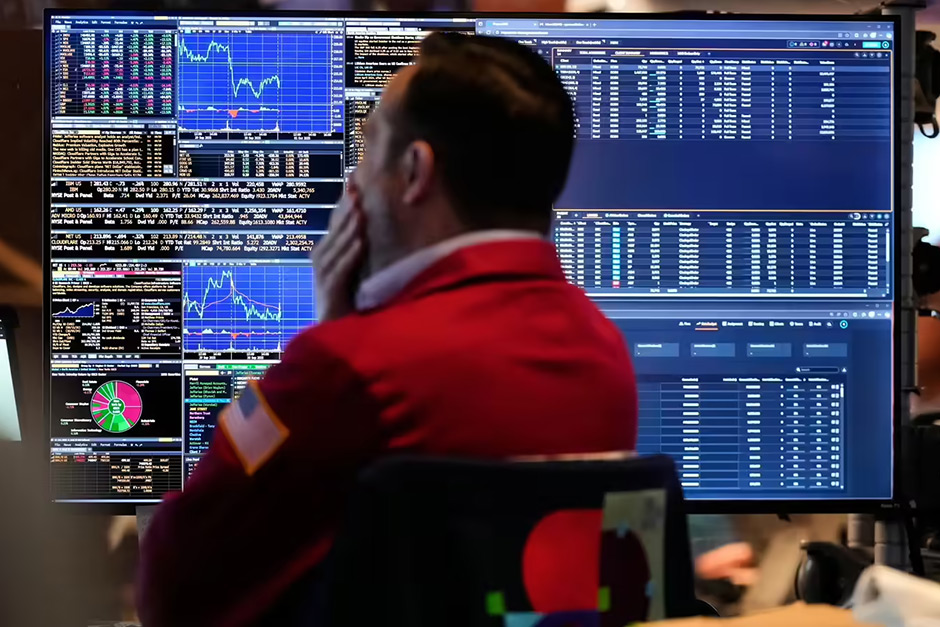 The market’s taking a hit: Dow down 400, S&P 500 off 1% as investors pull money from tech. Live updates.