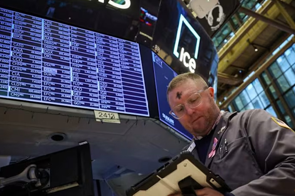 Stocks Dip as Traders Weigh Walmart Earnings and Iran Tensions Stocks Dip as Traders Weigh Walmart Earnings and Iran Tensions