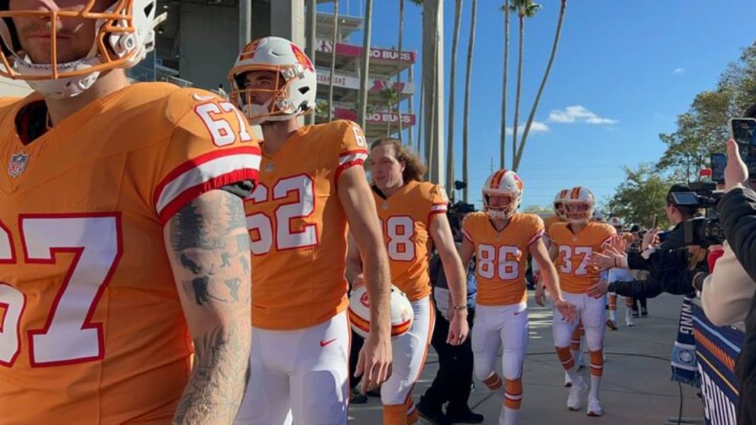 Bruins, Lightning arrive at Stadium Series dressed as colonial patriots, Buccaneers - NHL.com