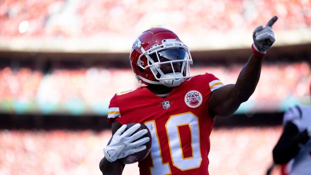 Chris Jones wants Tyreek Hill to rejoin the Chiefs.
