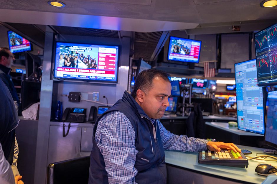 Stock futures dip as traders digest Nvidia and Salesforce earnings.