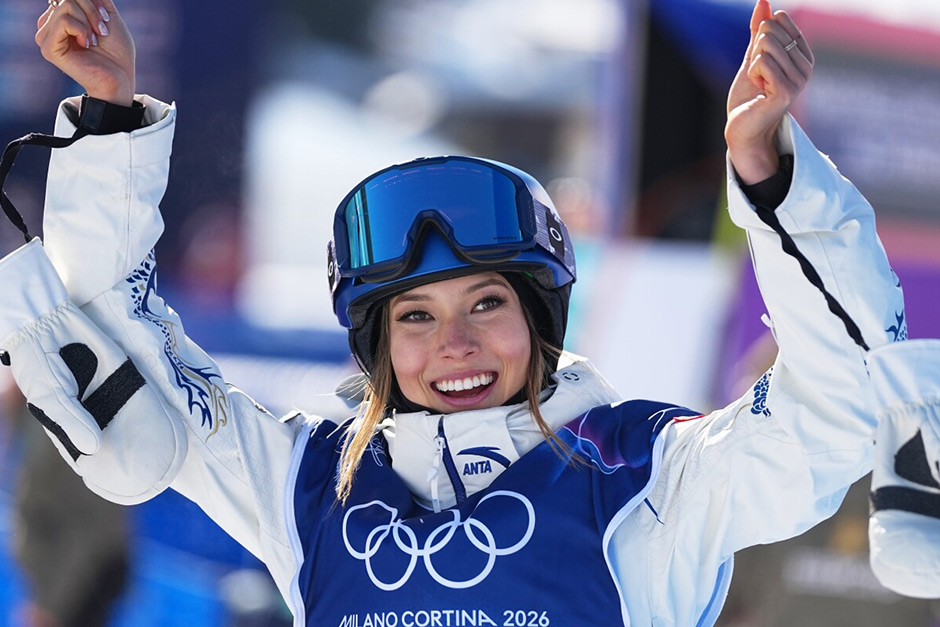 Eileen Gu shakes off an early fall in slopestyle, keeping her Olympic dreams alive. Eileen Gu shakes off an early fall in slopestyle, keeping her Olympic dreams alive.