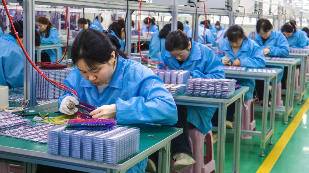 Official survey: China's factories struggled during the holiday.