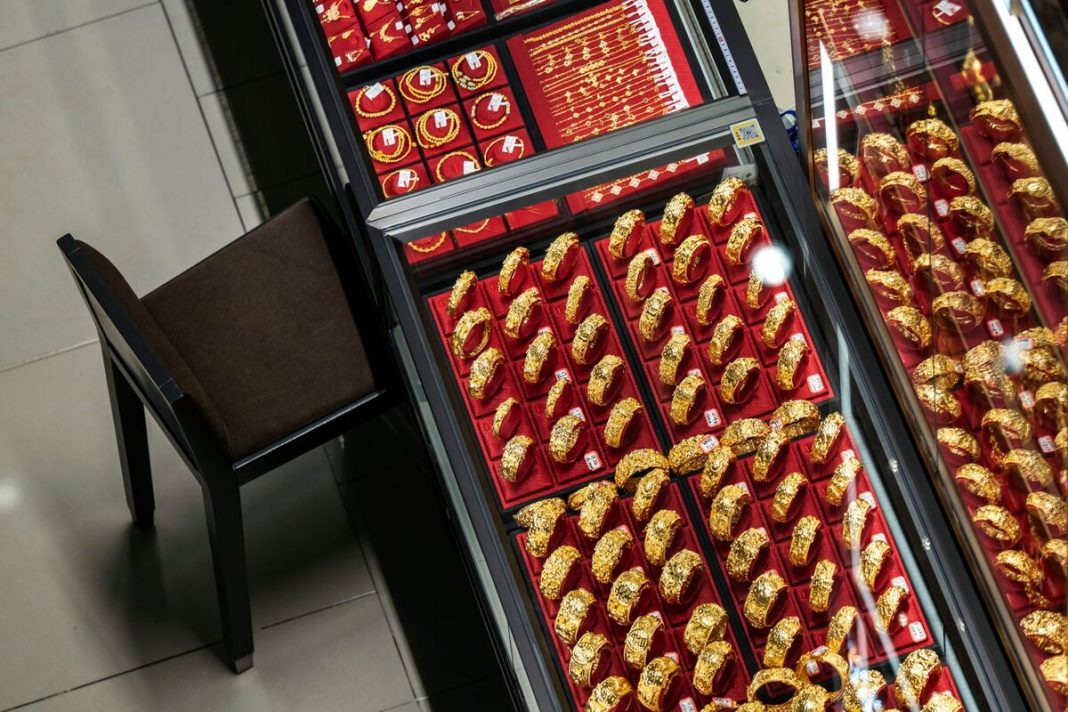 Gold's Bumpy Ride: Whipsawing After Worst Week in 40 Years Amid Rising Tensions