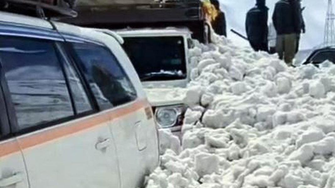 5 killed as avalanche hits Srinagar-Leh National Highway