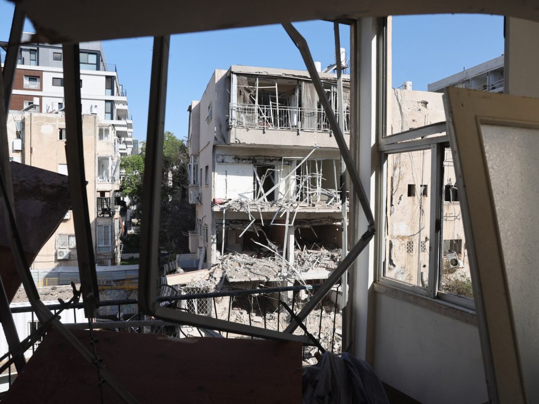 Iran launches waves of missiles towards Israel