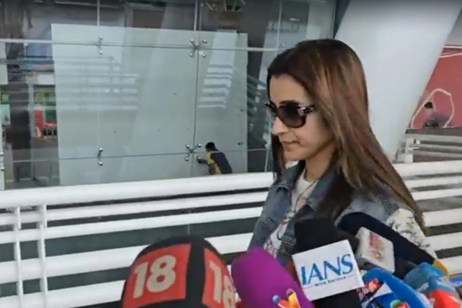 Viral Video: Trisha Avoids Paparazzi At Chennai Airport Amid Vijay Affair Rumours