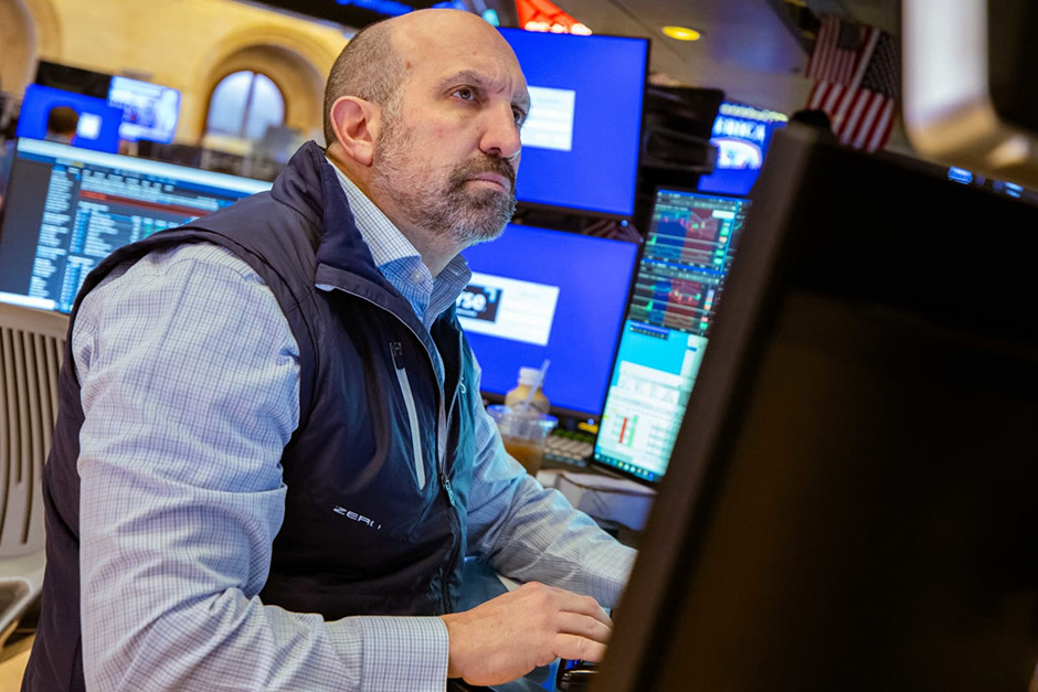 Dow Futures Tick Up Following Oil-Related Sell-Off; Dell, Micron Grab Attention