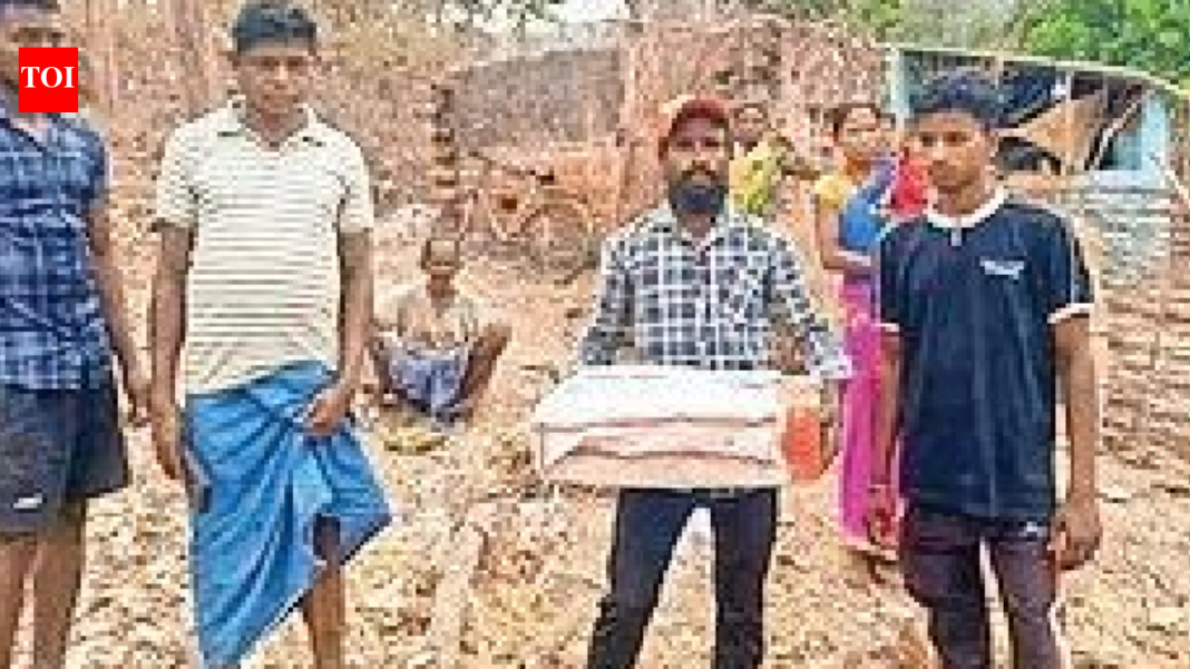 Father carries stillborn baby in cardboard box after ambulance ‘denied’ by hospital in Jharkhand Father carries stillborn baby in cardboard box after ambulance ‘denied’ by hospital in Jharkhand