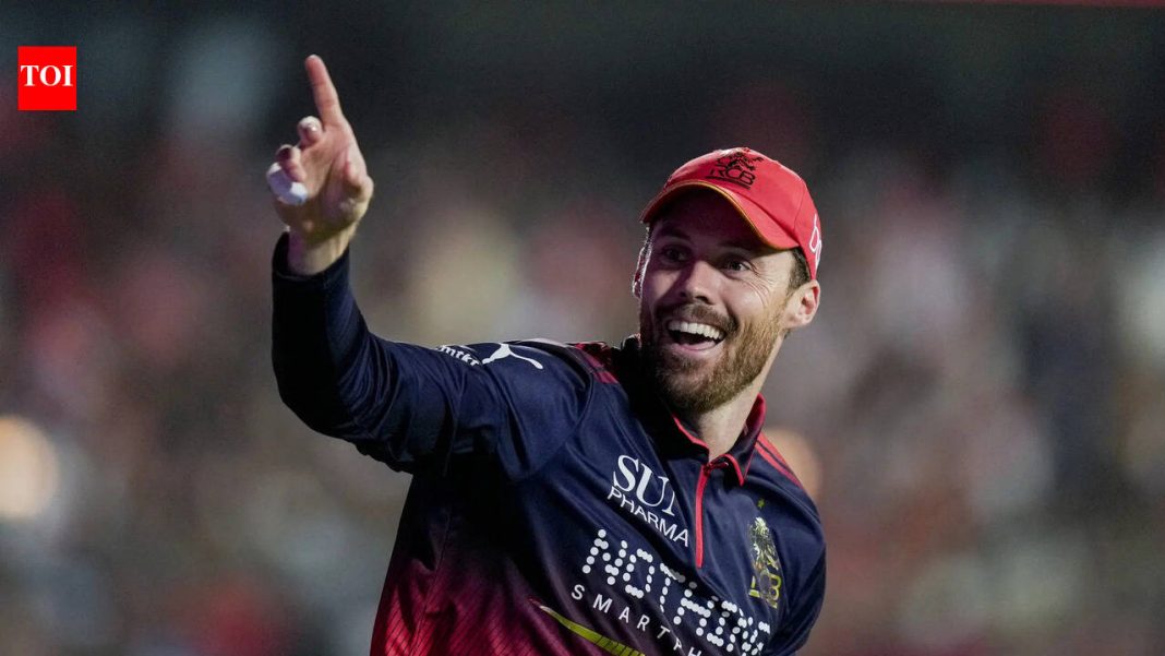 Phil Salt steals the show with outrageous one-handed catch to remove Ishan Kishan - Watch Phil Salt steals the show with outrageous one-handed catch to remove Ishan Kishan - Watch