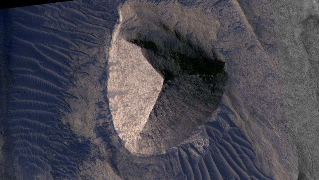 Martian 'Pyramid' Fuels Alien Theories – Or Is It Just a Trick of the Light?