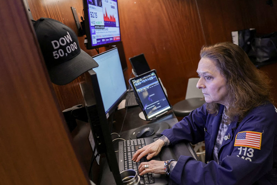 Dow tumbles almost 800 points and enters correction, S&P 500 posts fifth straight losing week: Live updates Dow tumbles almost 800 points and enters correction, S&P 500 posts fifth straight losing week: Live updates