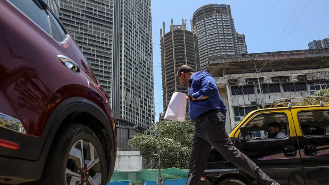 Global funds flee Indian stocks at record pace on growth fears Global funds flee Indian stocks at record pace on growth fears