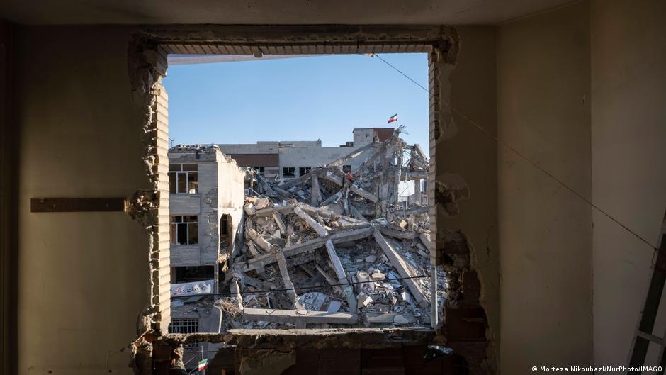 Trump threatens Iran's bridges while talks are still on the table.